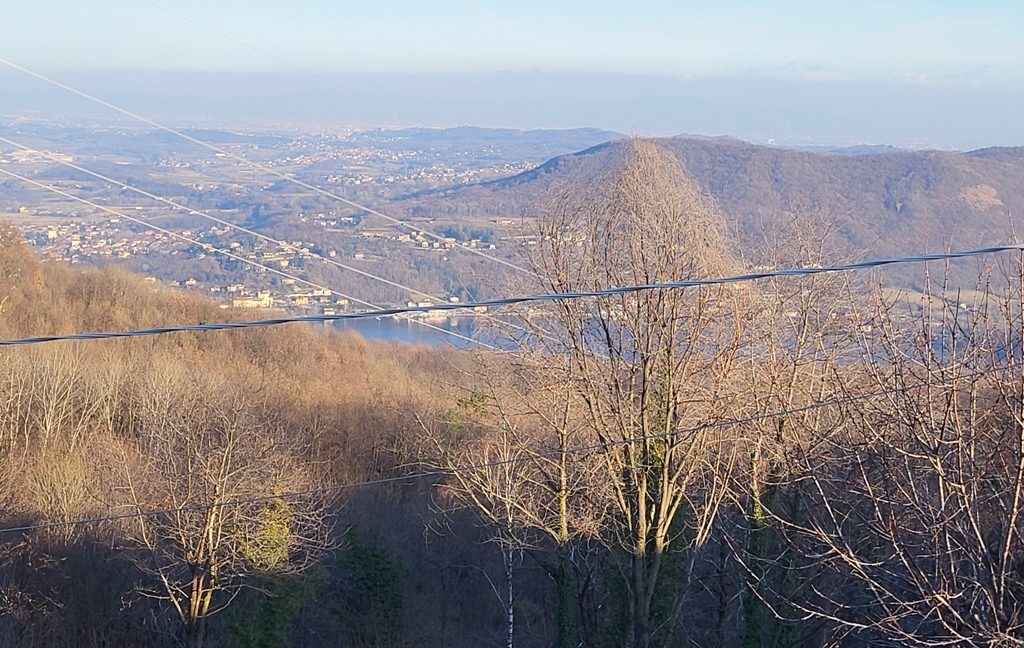 E12
